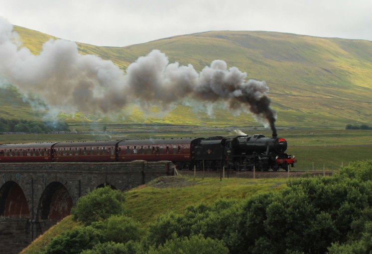 train on ribblehead